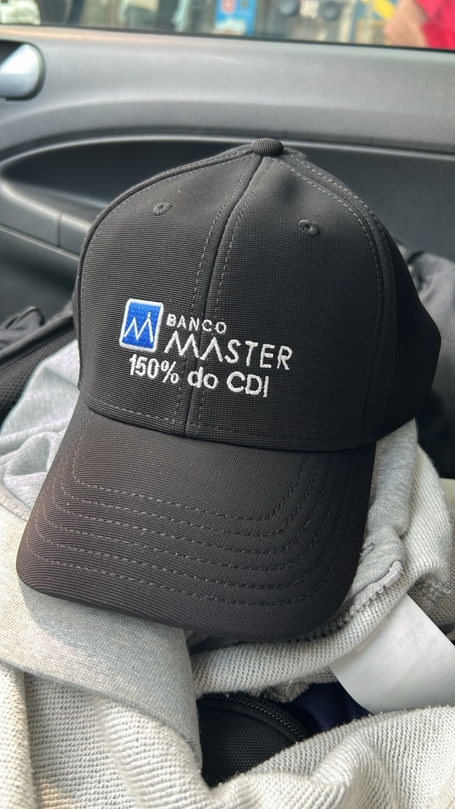 Boné do Banco Master preto bordado com 150% do CDI